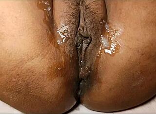 देसी बेस्ट फ्रेंड क्विक एनल फिस्टिंग फन के लिए झुकती है