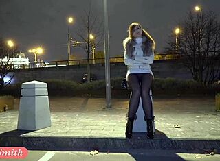 Jeny Smith sétál nyilvánosan kitakarva