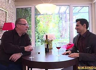 كس زوجة شابة تباع لرب عمل عجوز مقابل نقود