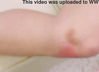 Super vruća novajlija pokazuje seksi telo na kauču!