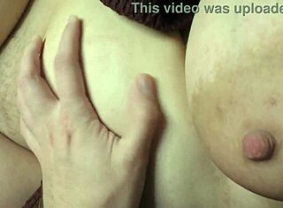 Cuckold mož razkrije ženine velike naravne prsi in tesno dlakavo pičko v POV