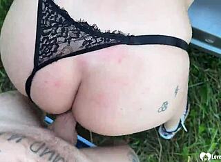 Kan ikke modstå at tease i sexet lingeri på kontoret