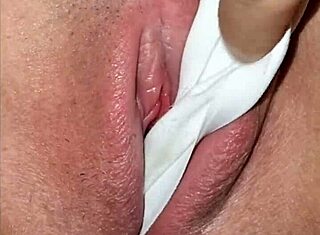 隐藏在她骆驼趾下的小阴蒂，我来挑逗