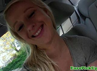 Dragen blond amatör suger kuk i offentligheten