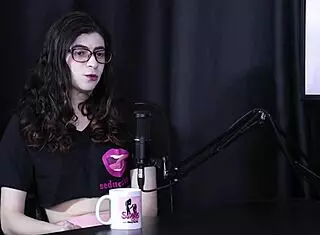 She Focuses On Money Ignoring Leg Preferences