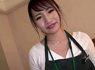 Η Natsuki-chan, η υπάλληλος του Starbucks, εκρήγνυται με καταπιεσμένη σεξουαλική επιθυμία σε αυτοσχέδιο σκληρό σεξ με ιππασία και κρέμα πίτας