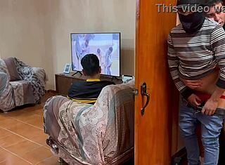 Ismeretlen fickó lopakodik dugni a barátommal a hálószobában