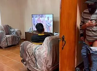 desconocido se mete a coger a escondidas con mi novio en el dormitorio