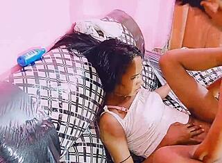 HanifがPopy KhatunとSumonaをラフにファック - この3Pに参加したい？