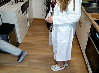 Svigermor lar svigersønn håndtere urinpose plikt