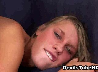 Yo, tjek to sexede blonde babes der deler en hård pik