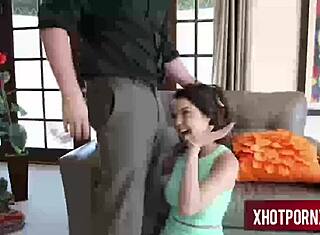 Горяща едра кучка крещи докато я чукат силно с еякулации по големите й цици. Не може да се насити на това лудо яздене!