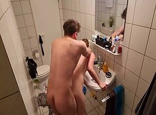 Teenka nevlastní sestra tvrdě šukána na záchodě, chycena při akci!