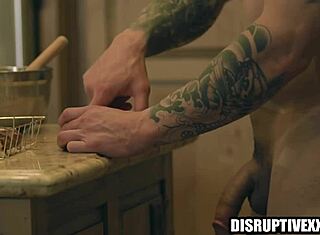 Silný gay prekvapí suseda cum-naplneným donutom