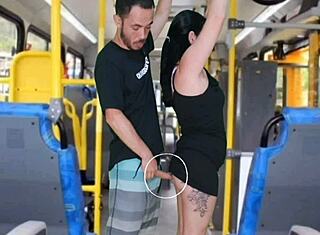 Извращенный гей хентай с монстр-членом, трущимся в общественном автобусе