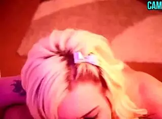 يا إلهي، ترانس بلوند تمص زب في POV ساخن!