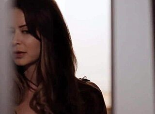 Nagymellű M segít a hatalmas természetes mellű fekete csajnak