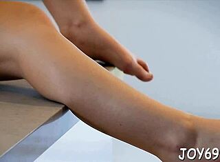 Καυτή έφηβη 18+ γαμάει δονητή μόνη