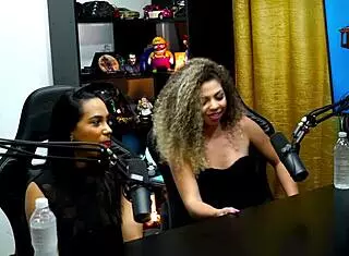 दानी मोटा नेचुरल छातियाँ जोर से दिखाती है!