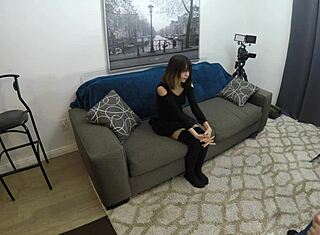 كاندي كروز تأخذ شرجي خشن على أريكة في كاليفورنيا.