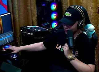 दानी मोटा नेचुरल छातियाँ जोर से दिखाती है!