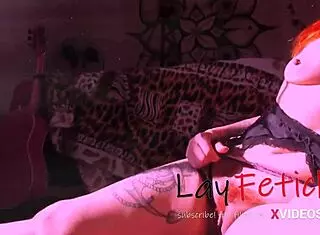 Ruivinha tatuada exibicionista ao sol xred