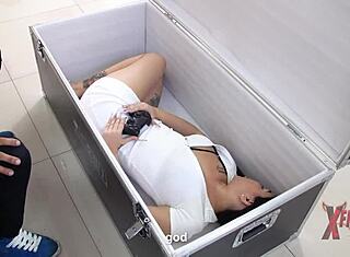 Hombre Desesperado Llena Muñeca Sexual Hiperrealista con Leche