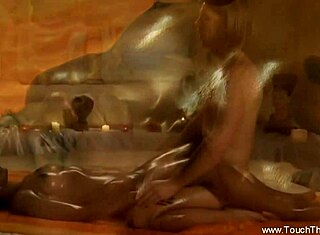 Asiatiskt par njuter av djup anal-massage