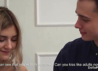 Nevina tinejdžerka 18+ dobija svoju ukusnu pičku raširenu i gubi nevinost u slatkoj defloraciji