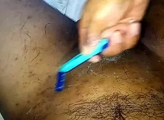 rasurandole el pene y las bolas a mi vecino, quedo muy rica su pinga rasuradita, le doy su primera mamada peladita