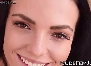 Babe in Heat Shows Off Perfect Ass on Beach