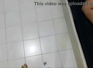 Den hot rødhårede medarbejder elsker at give mig blowjob