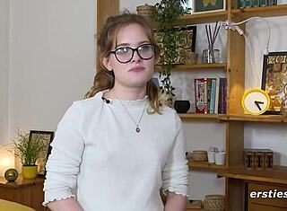 Naturalna dziewczyna Luna zaspokaja się magicznym wibratorem intymnie