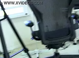 look at that milf's camel toe during yoga class, so visible