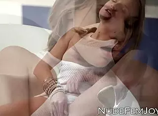 Sofi Goldfinger plays with pussy and fingers anal