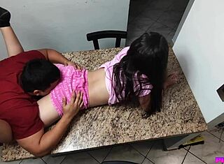 Süßes Mädchen als Dessert auf dem Tisch ausgelegt, Stiefvater reitet sie hart