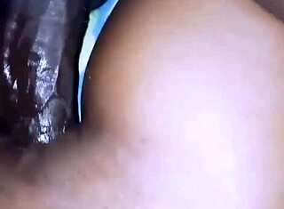 Rakaman dekat sofa menunggang kote besar hingga orgasme