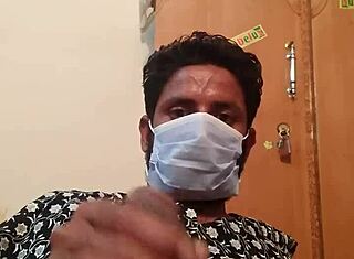 Öreg arab transzvesztita maszturbál feleség selyemköntösében intenzív orgazmusért.