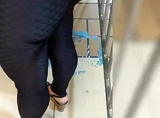 Harassing mature big-ass milf on Lima streets?