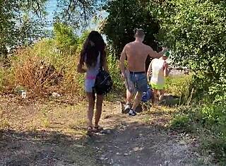 Fem fyre aflader på en dum tøs