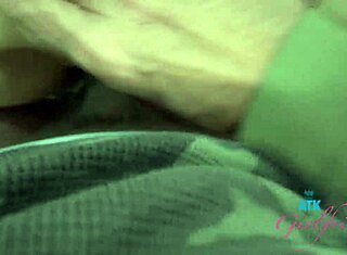 Stoute verpleegster met beugel voelt kut likken zo lekker