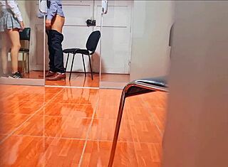 Professora mexicana pega de surpresa em escândalo sexy de saia levantada