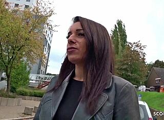 German Scout nagelt 18+ Bonnie in spontanem Outdoor-Casting