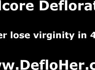 Mała dziewica Szilvia Nagyarc masuje łechtaczkę po raz pierwszy.