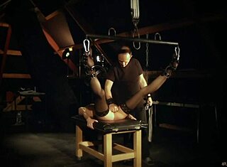 Mladá otrokyně potrestaná v BDSM bondage olizuje sperma