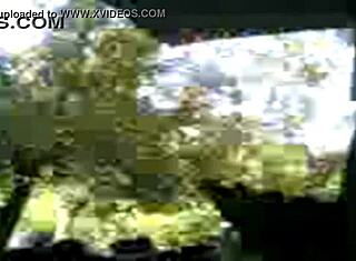 Черт, малайзийская любительница трахается на открытом поле!