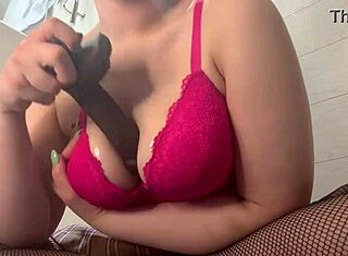 Hete amateur probeert eerste anaal en kan kreten niet inhouden! Wow, wat een strakke fit!