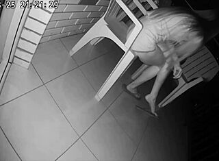 Настоящая измена: жена друга трахается в жопу публично. Сперма льется в рот.