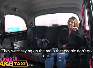 Suhonjave seksi češke lezbijke z velikimi joški se zabavajo s strap-onom v lažnem taksiju