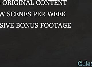 לסביות מאיה וולף וספנסר ברדלי גונחות בליקוק כוס